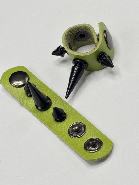 RIvet hairtie, green with long black rivets
